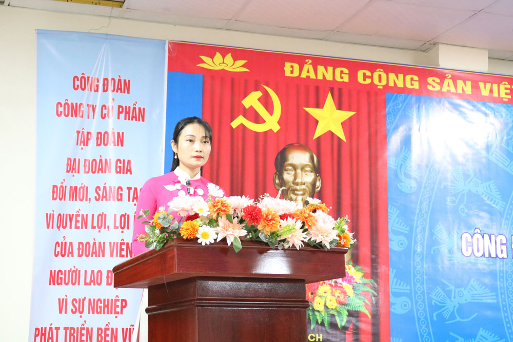 Đồng chí Nguyễn Thị Thắm – Chủ tịch Công đoàn Công ty thông qua Báo cáo chính trị tại Đại hội
